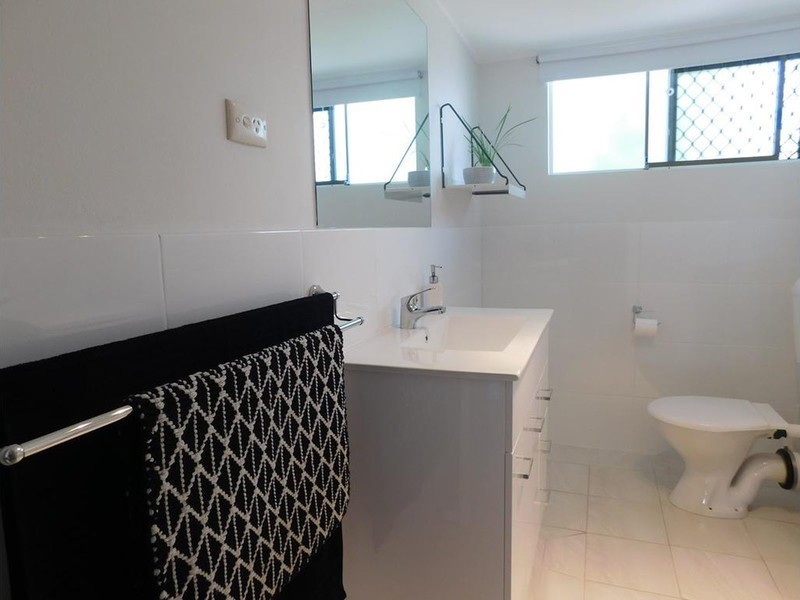 2/18 Sutherland Avenue, Labrador QLD 4215