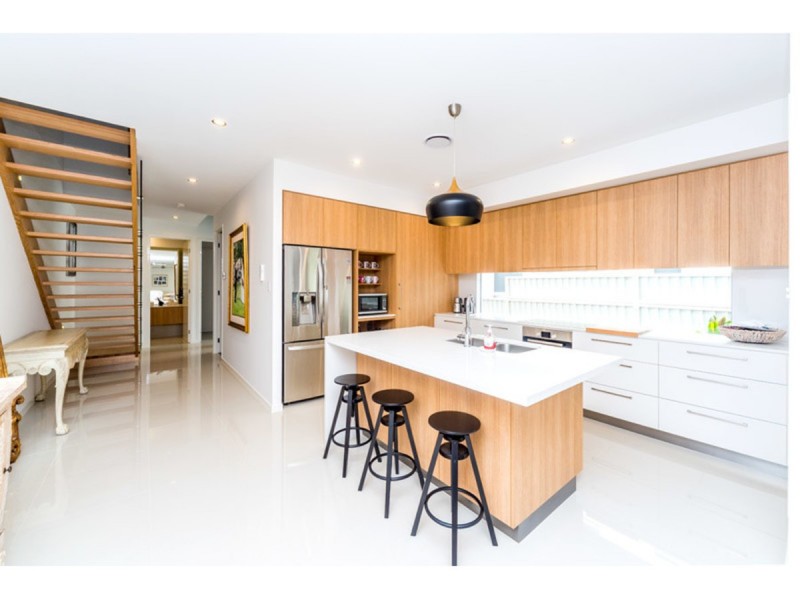 2/15 Eider Avenue, Paradise Point QLD 4216