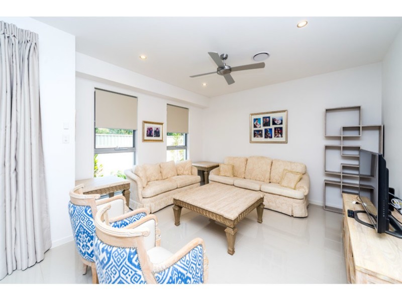 2/15 Eider Avenue, Paradise Point QLD 4216