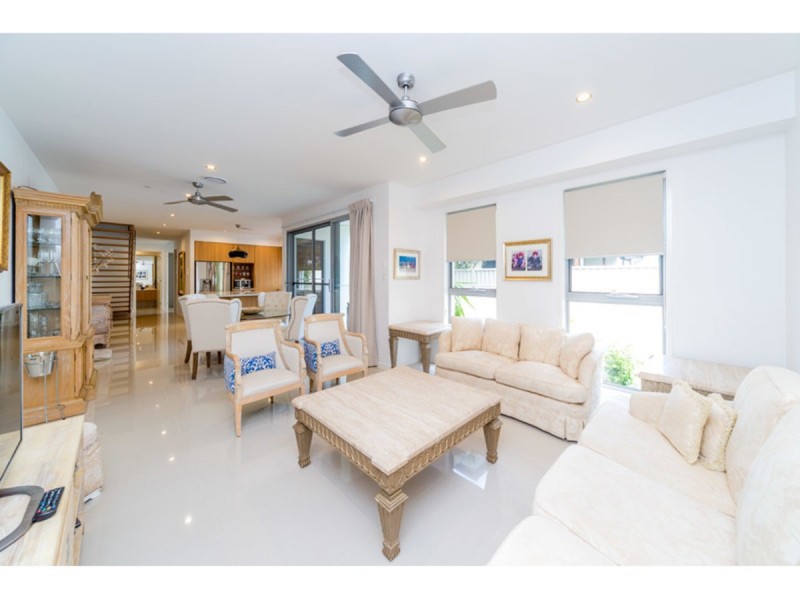 2/15 Eider Avenue, Paradise Point QLD 4216