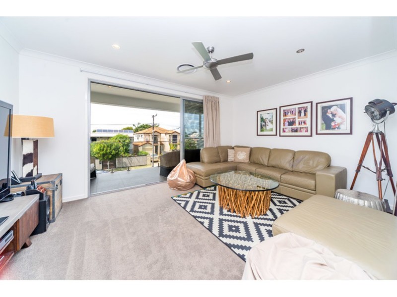2/15 Eider Avenue, Paradise Point QLD 4216