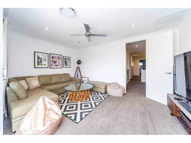 2/15 Eider Avenue, Paradise Point QLD 4216