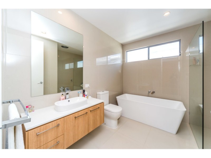 2/15 Eider Avenue, Paradise Point QLD 4216