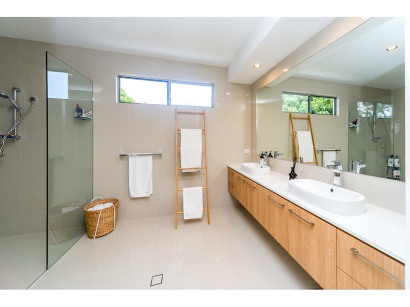 2/15 Eider Avenue, Paradise Point QLD 4216