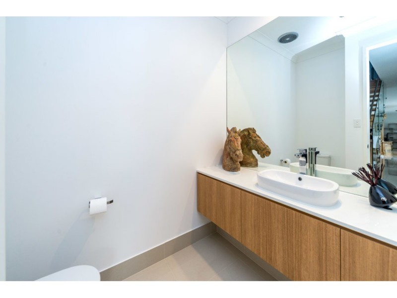 2/15 Eider Avenue, Paradise Point QLD 4216