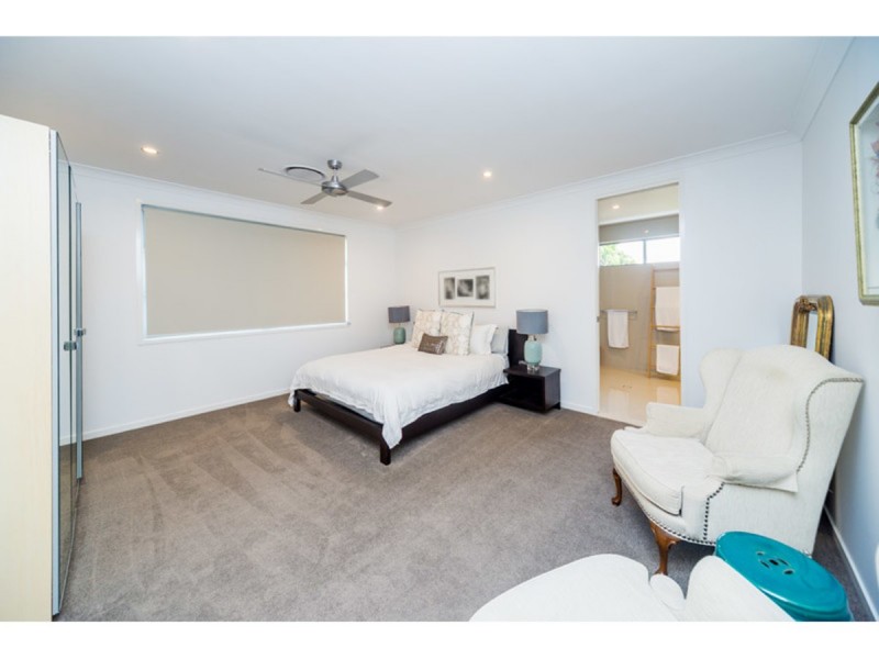 2/15 Eider Avenue, Paradise Point QLD 4216