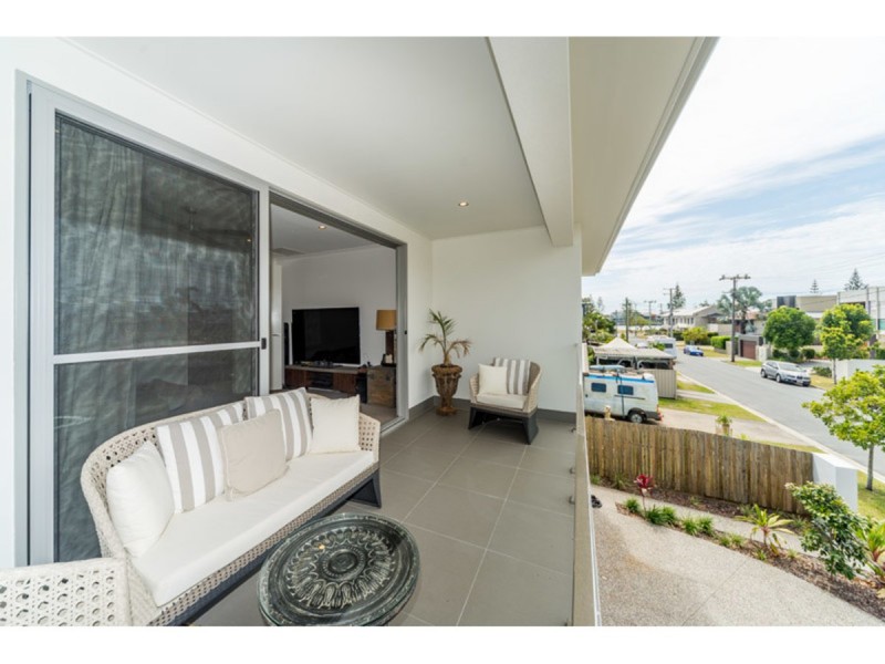 2/15 Eider Avenue, Paradise Point QLD 4216