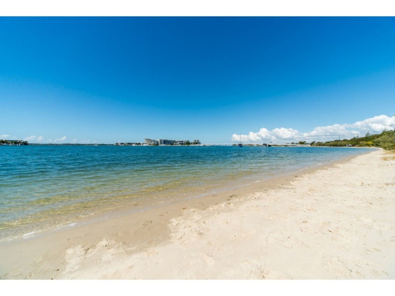 2/15 Eider Avenue, Paradise Point QLD 4216