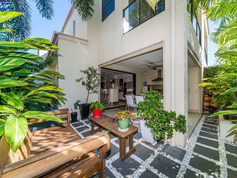 2/5 Shoveller Avenue, Paradise Point QLD 4216