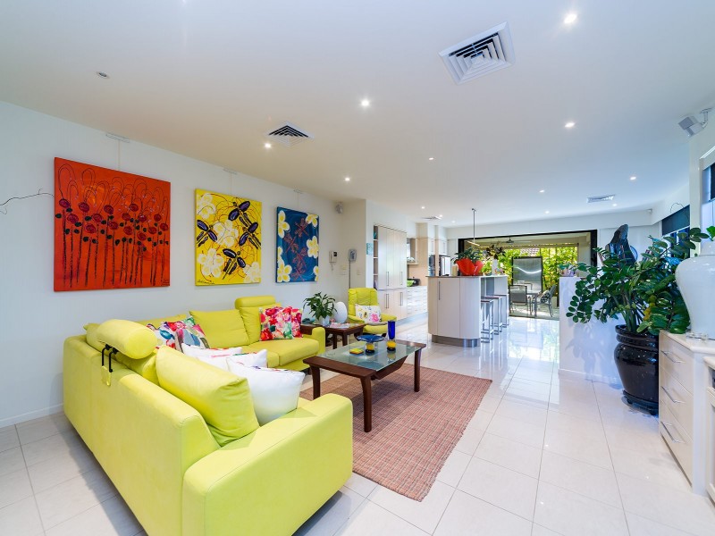 2/5 Shoveller Avenue, Paradise Point QLD 4216