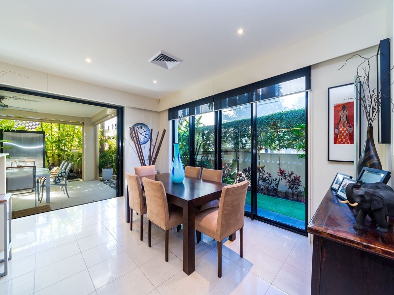2/5 Shoveller Avenue, Paradise Point QLD 4216