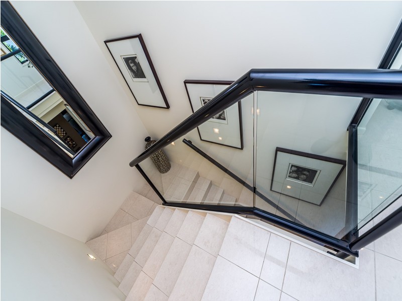 2/5 Shoveller Avenue, Paradise Point QLD 4216