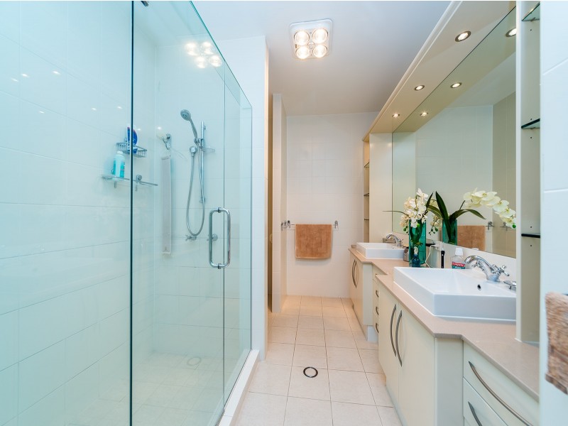 2/5 Shoveller Avenue, Paradise Point QLD 4216