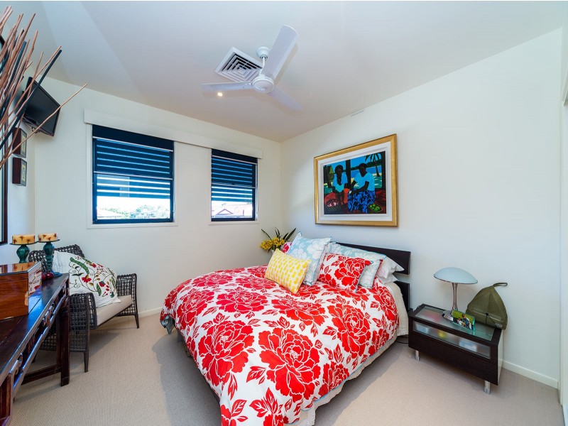 2/5 Shoveller Avenue, Paradise Point QLD 4216