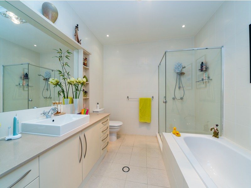 2/5 Shoveller Avenue, Paradise Point QLD 4216