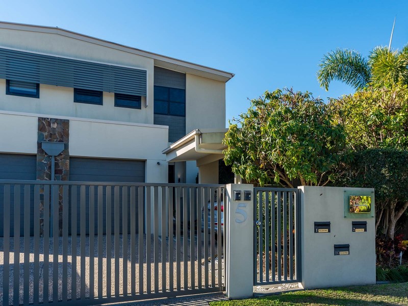 2/5 Shoveller Avenue, Paradise Point QLD 4216