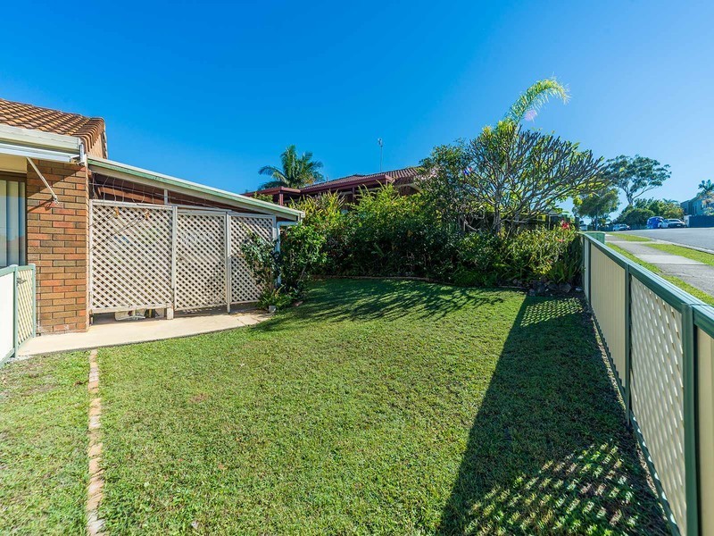2/44 Usher Avenue, Labrador QLD 4215