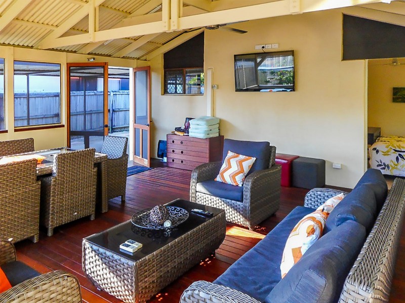 32 Donald Avenue, Paradise Point QLD 4216