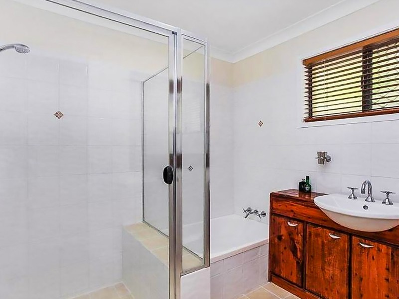 32 Donald Avenue, Paradise Point QLD 4216