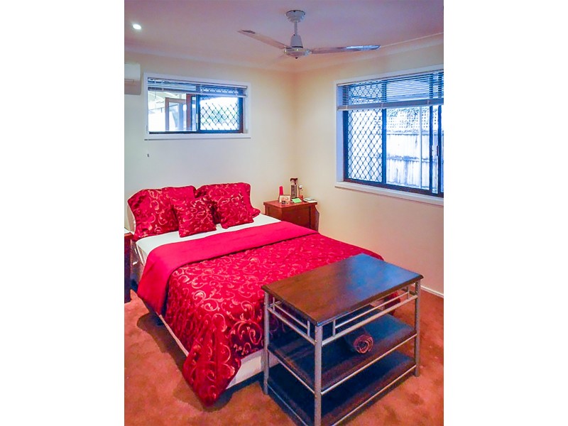 32 Donald Avenue, Paradise Point QLD 4216