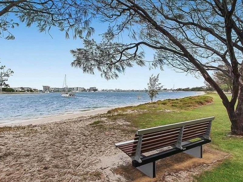 32 Donald Avenue, Paradise Point QLD 4216