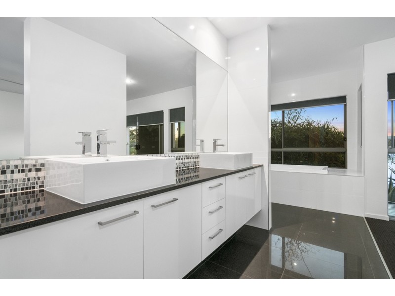 24 North Bank Court, Helensvale QLD 4212