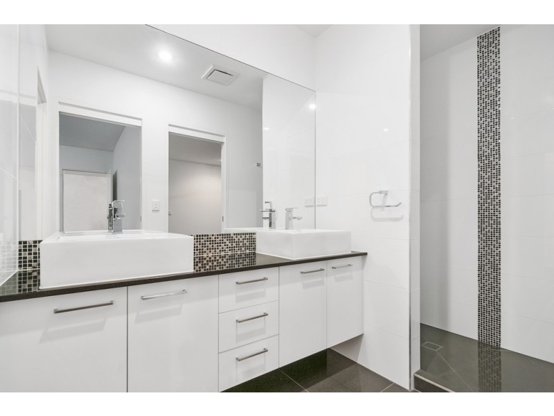 24 North Bank Court, Helensvale QLD 4212