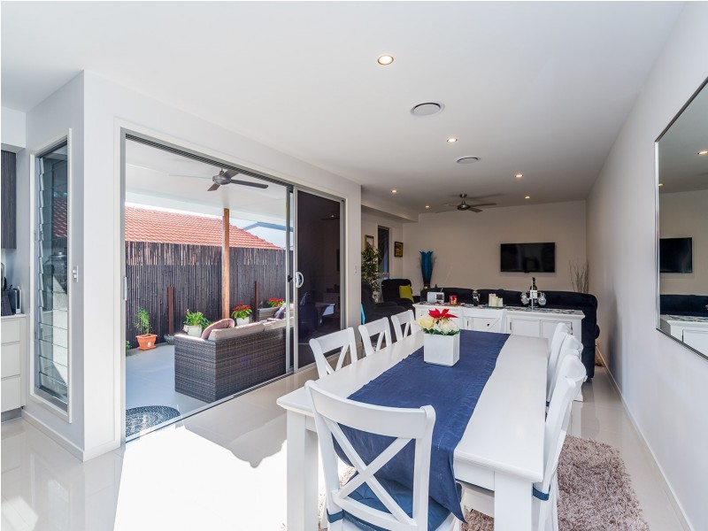 2/9 Nankeen Avenue, Paradise Point QLD 4216