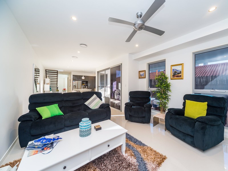 2/9 Nankeen Avenue, Paradise Point QLD 4216