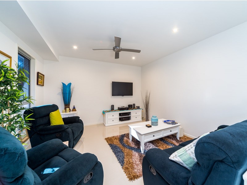 2/9 Nankeen Avenue, Paradise Point QLD 4216