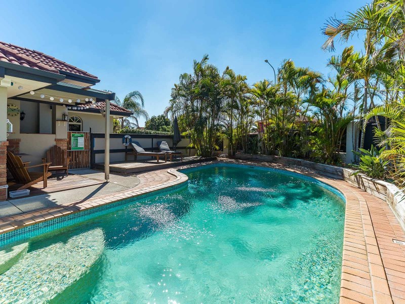 2 Sundown Drive, Paradise Point QLD 4216