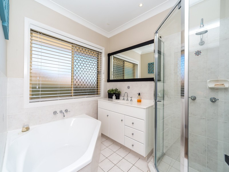 2 Sundown Drive, Paradise Point QLD 4216
