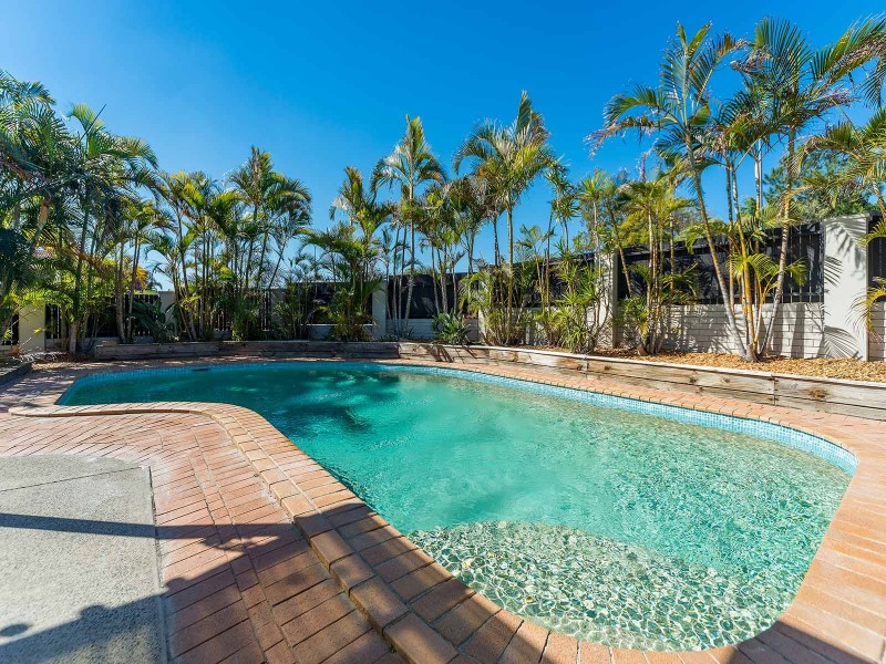 2 Sundown Drive, Paradise Point QLD 4216