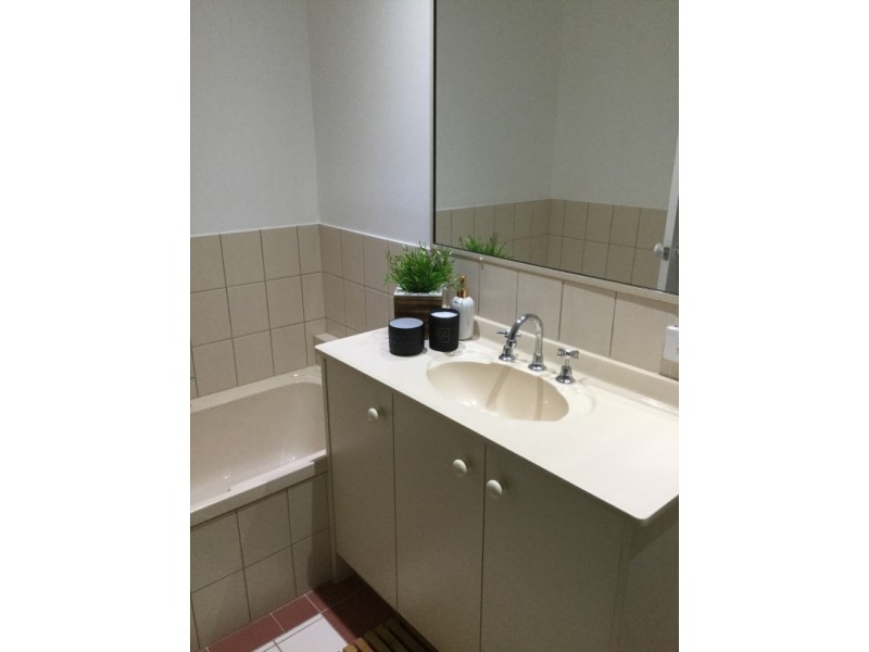 2/11 Teal Avenue, Paradise Point QLD 4216