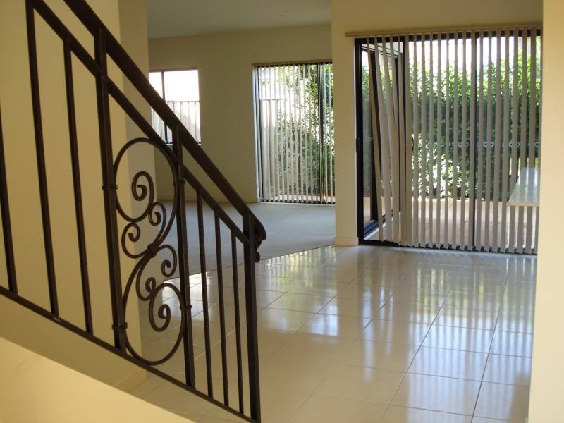 2/1 Ashton Street, Labrador QLD 4215