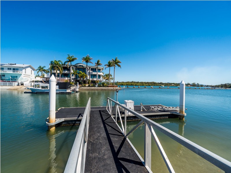 8 Oxley Drive, Paradise Point QLD 4216