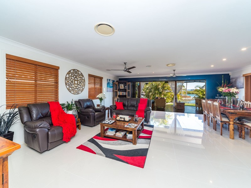 8 Oxley Drive, Paradise Point QLD 4216