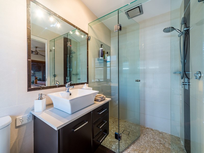 8 Oxley Drive, Paradise Point QLD 4216