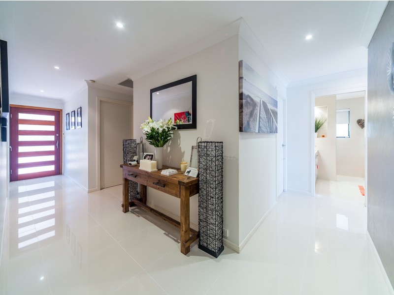 8 Oxley Drive, Paradise Point QLD 4216