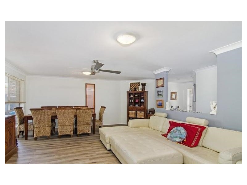 8 County Close, Parkwood QLD 4214