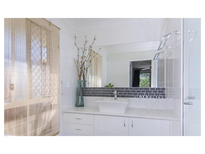 8 County Close, Parkwood QLD 4214