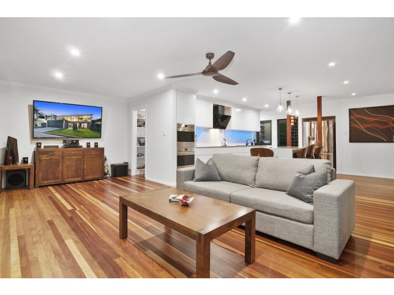 38 Scoter Avenue, Paradise Point QLD 4216