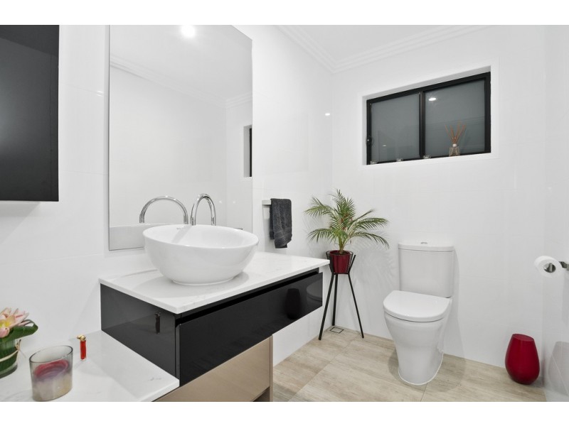 38 Scoter Avenue, Paradise Point QLD 4216