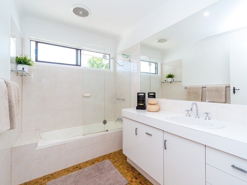 9 Clifton Street, Biggera Waters QLD 4216