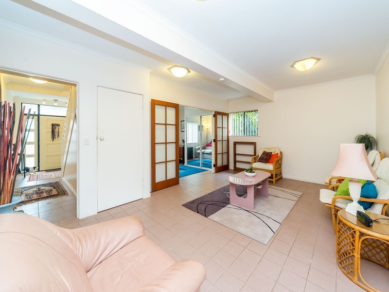 15 Donald Avenue, Paradise Point QLD 4216