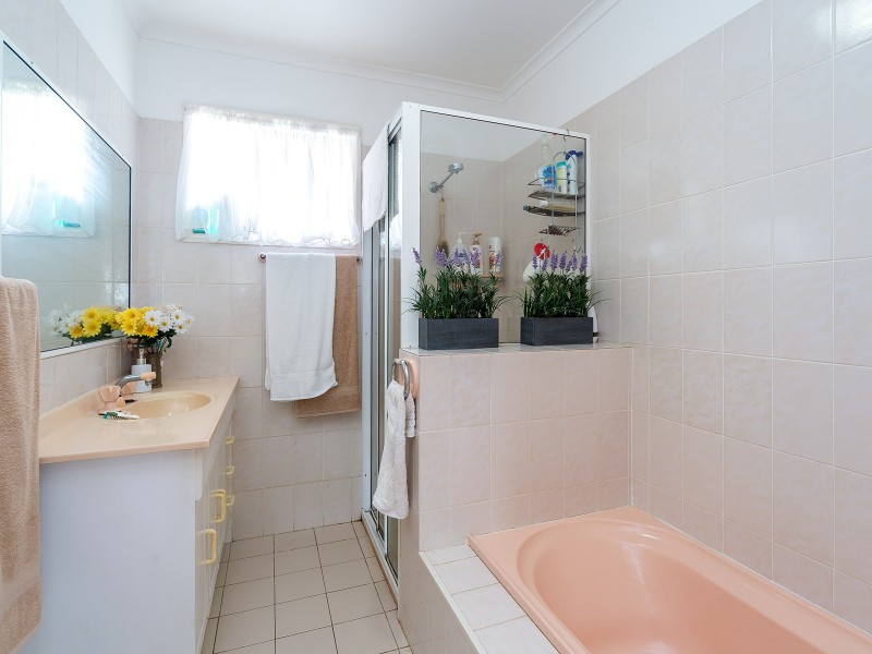 15 Donald Avenue, Paradise Point QLD 4216