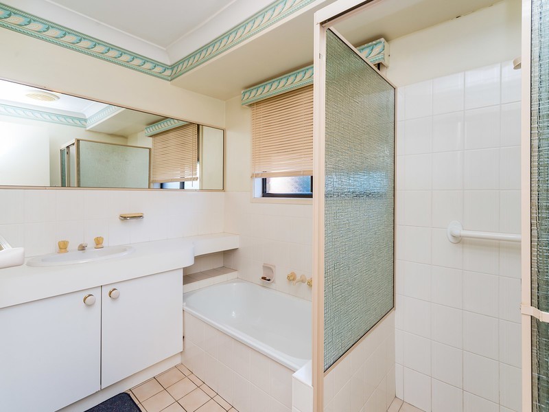 2/1 Dell Court, Coombabah QLD 4216