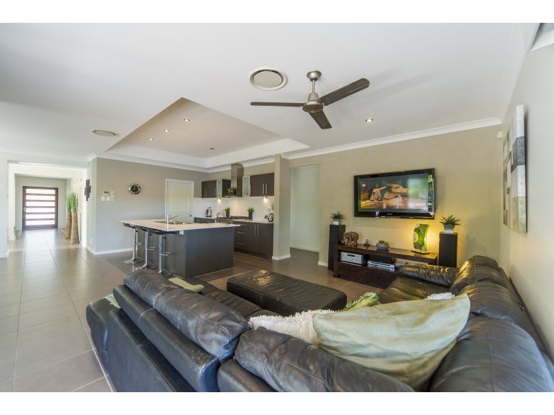 19 Manacor Place, Coombabah QLD 4216