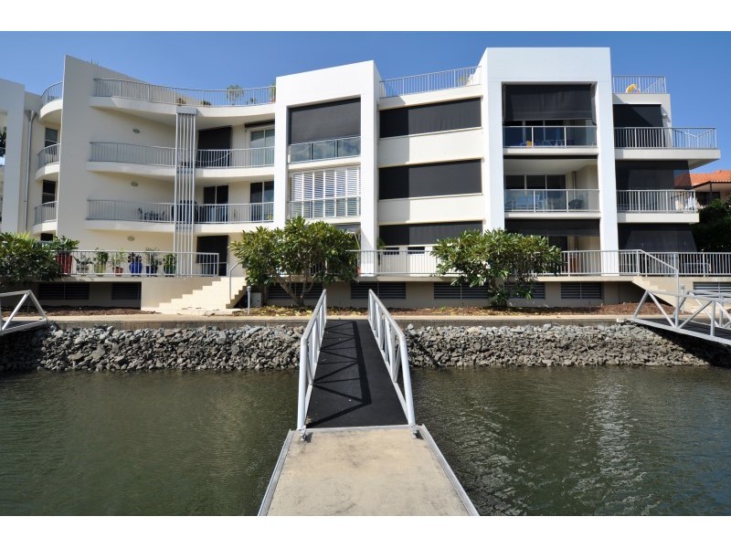 2/16-18 Canal Avenue, Runaway Bay QLD 4216