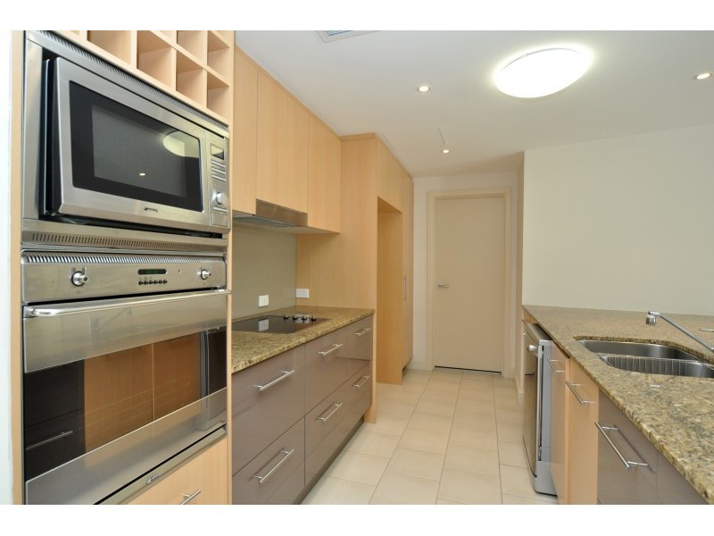 2/16-18 Canal Avenue, Runaway Bay QLD 4216